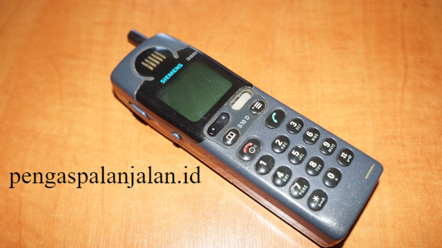 Handphone Bersejarah Beratnya Sampai 1.1 Kg